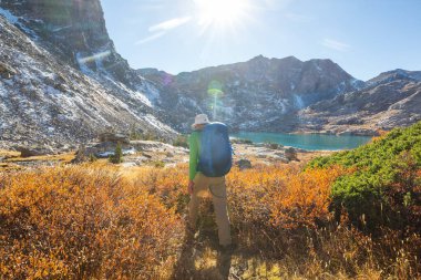 Sonbahar dağlarında yürüyüş. Sonbahar mevsimi teması.