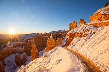 Kış mevsiminde Bryce Canyon Ulusal Parkı 'nda yürüyüş, Utah, ABD