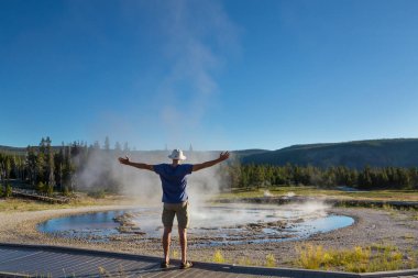 Yellowstone Ulusal Parkı 'ndaki turistler, ABD