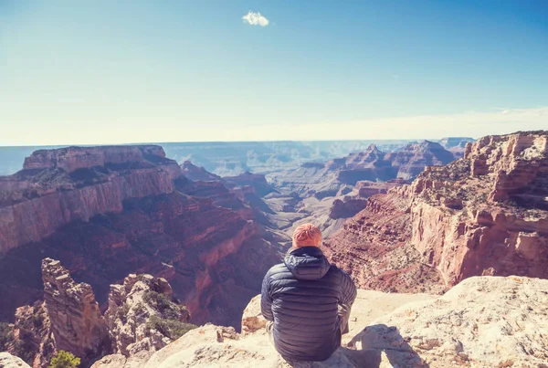 グランドキャニオン国立公園 アリゾナ州 米国の上の崖の山の上の旅行者 旅行ライフスタイルの旅の成功モチベーションコンセプトアドベンチャー休暇屋外コンセプト — ストック写真
