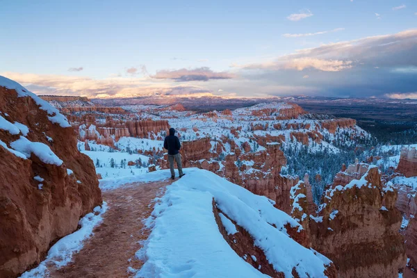 Wędrówka Parku Narodowym Bryce Canyon Sezonie Zimowym Utah Usa — Zdjęcie stockowe