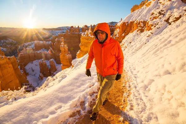 Wędrówka Parku Narodowym Bryce Canyon Sezonie Zimowym Utah Usa — Zdjęcie stockowe