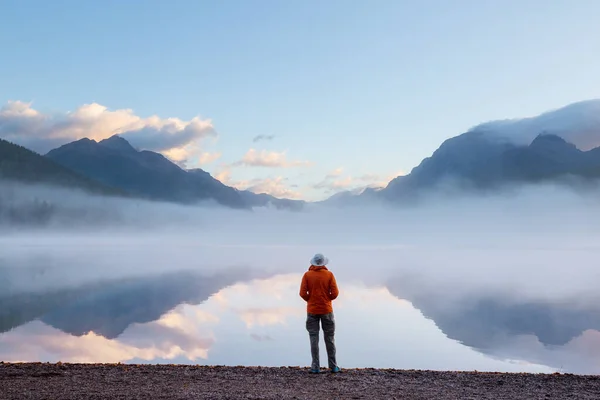 Человек Отдыхает Спокойного Озера Отдых — стоковое фото