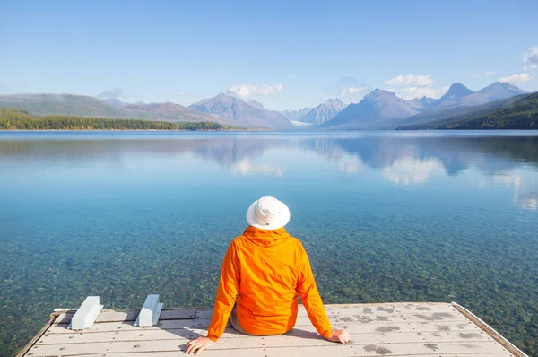 Uomo Riposa Suo Agio Vicino Lago Calmo Vacanza Relax — Foto Stock