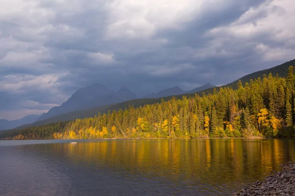 Красивое Озеро Осенний Сезон — стоковое фото