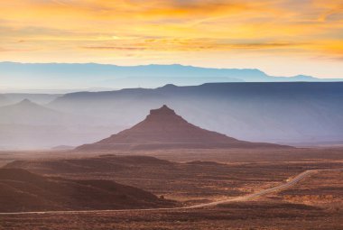 Amerikan peyzajları- çayır ve kayalıklar, Utah, ABD.