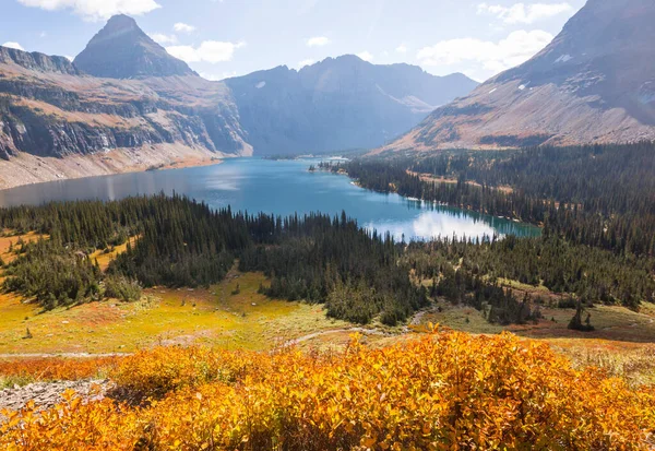 美国蒙大拿州冰川国家公园的风景如画的岩石山峰 秋天的季节美丽的自然景观 — 图库照片