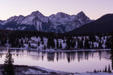 Colorado, ABD 'de soğuk sonbahar sonları. Sonbahar sezonu. Güzel doğal manzaralar..