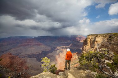 Grand Canyon Ulusal Parkı, Arizona, ABD üzerindeki uçurum dağlarındaki gezgin. İlham verici bir duygu. Seyahat yaşam tarzı yolculuk başarı motivasyon konsepti macera tatili açık hava konsepti.
