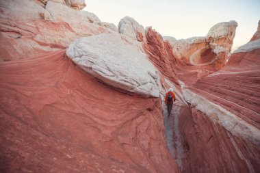 Utah dağlarında yürüyüş. Alışılmadık doğal manzaralarda yürüyüş. Fantastik kumtaşı oluşumları.