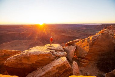 Gün batımında güzel yaz dağlarında yürüyüş sahnesi