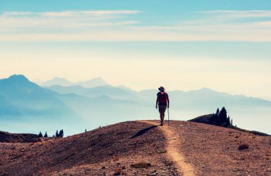 Yaz dağlarında gezginler