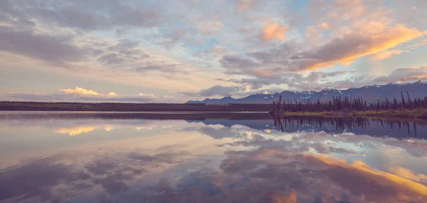 Γαλήνια Ατμόσφαιρα Δίπλα Στη Λίμνη Στο Βουνό Στον Καναδά — Φωτογραφία Αρχείου
