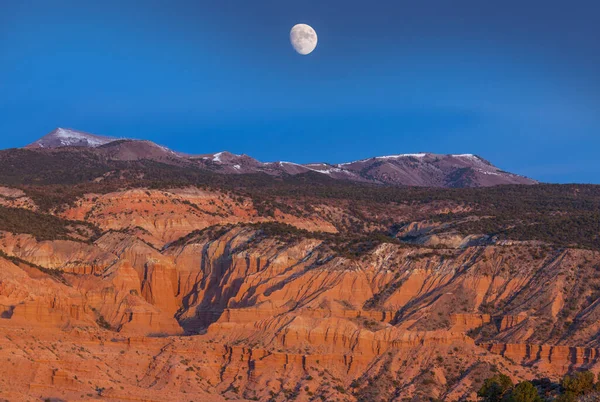Volle Maan Stijgt Boven Woestijn Utah Verenigde Staten — Stockfoto
