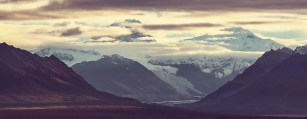 夏にアラスカの絵のような山 雪に覆われた大規模な氷河や岩のピーク 美しい自然背景 — ストック写真