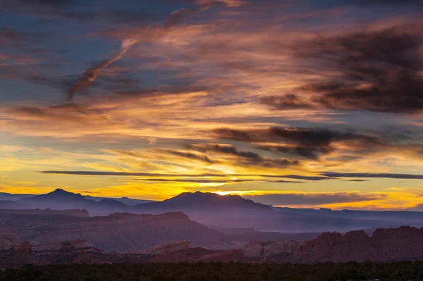 Puesta Sol Escénica Las Montañas Hermoso Fondo Natural — Foto de Stock