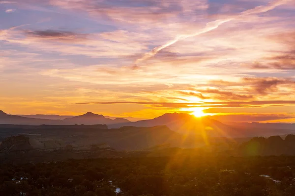 Scenic Zonsondergang Bergen Mooie Natuurlijke Achtergrond — Stockfoto