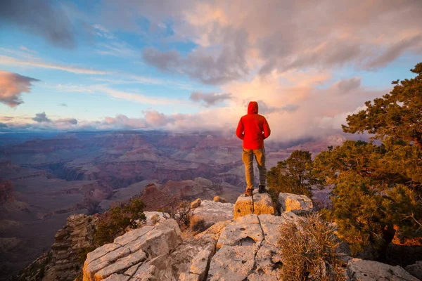 Cestovatel Skalních Horách Nad Národním Parkem Grand Canyon Arizona Usa — Stock fotografie