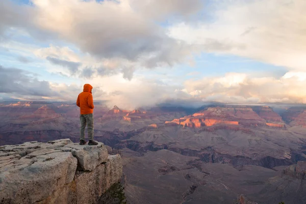 在美国亚利桑那州大峡谷国家公园的悬崖上的旅行者 生活方式 户外度假等概念 — 图库照片