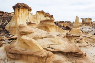 Bisti çorak arazilerindeki alışılmadık çöl manzaraları, De-na-zin vahşi doğa alanı, New Mexico, ABD