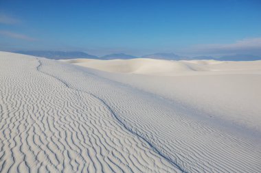 New Mexico, ABD 'deki White Sands Dunes' da yürüyüşçü.