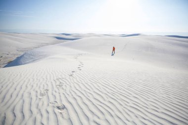 New Mexico, ABD 'deki White Sands Dunes' da yürüyüşçü.