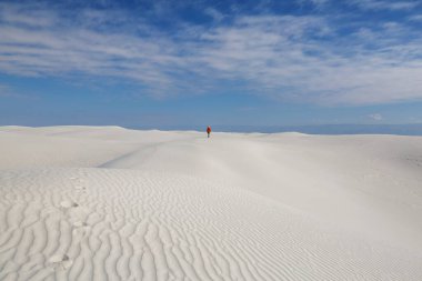New Mexico, ABD 'deki White Sands Dunes' da yürüyüşçü.