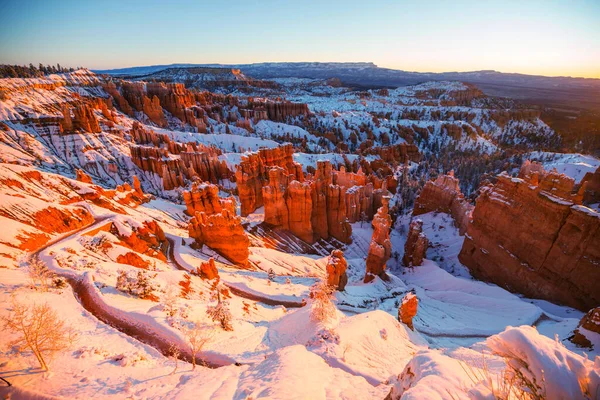 美国犹他州布莱斯峡谷国家公园冬季色彩艳丽的粉色岩石 — 图库照片