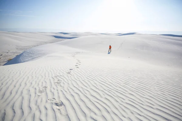 美国新墨西哥州白沙沙丘徒步旅行者 — 图库照片