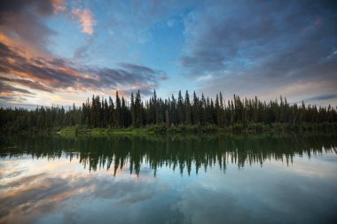 Kanada'da dağ gölü sakin sahne