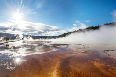 İlham verici doğal bir geçmiş. Yellowstone Ulusal Parkı 'ndaki havuz ve gayzer alanları, ABD.