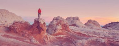 Utah dağlarında yürüyüş. Alışılmadık doğal manzaralarda yürüyüş. Fantastik kumtaşı oluşumları.