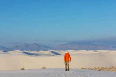 New Mexico, ABD 'deki White Sands Dunes' da yürüyüşçü.