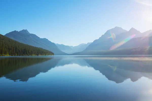 Hermoso Lago Bowman Con Reflejo Las Espectaculares Montañas Parque Nacional — Foto de Stock