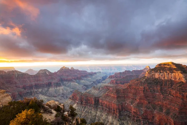 米国アリゾナ州グランドキャニオンの絵のような風景 美しい自然の背景 日の出の眺め — ストック写真