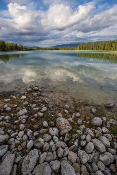 由在加拿大的湖山宁静 — 图库照片