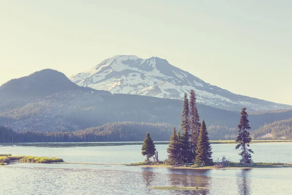 Danau Yang Indah Pagi Hari Pegunungan Oregon Amerika Serikat — Stok Foto