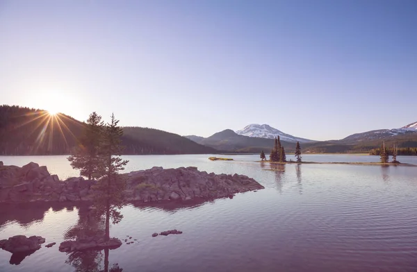 Serene美しい湖で朝の山 オレゴン州 アメリカ — ストック写真