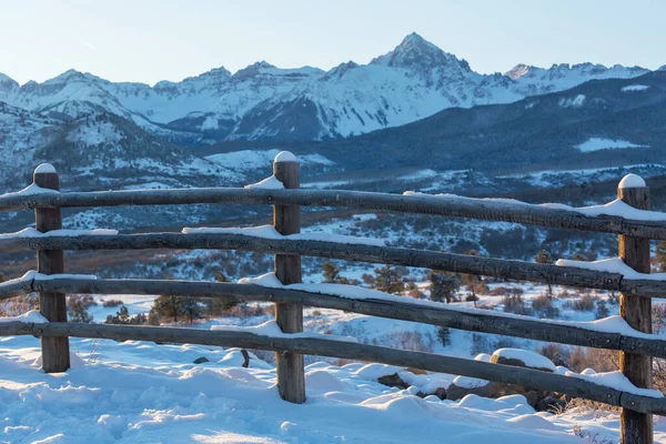 冬の山の雪に覆われた柵 — ストック写真