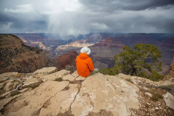 Traveler Cliff Mountains Grand Canyon National Park Arizona Eua Emoção — Fotografia de Stock