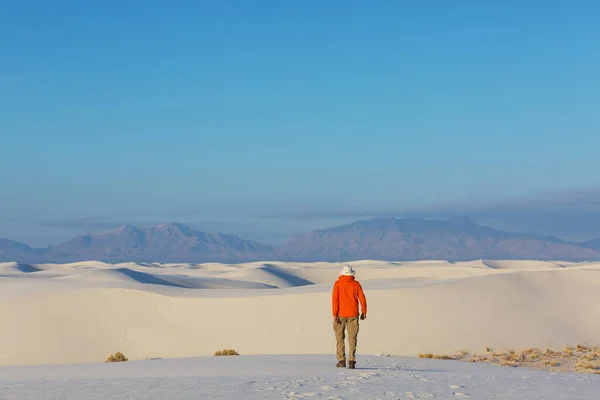 ニューメキシコ州のホワイトサンズ 砂丘でハイカー — ストック写真