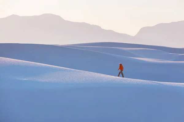 Турист Дюнах Белых Песков Нью Мексико Сша — стоковое фото
