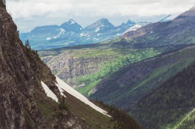 Buzul Ulusal Parkı 'nın resimli kayalık zirveleri, Montana, ABD. Güzel doğal manzaralar..