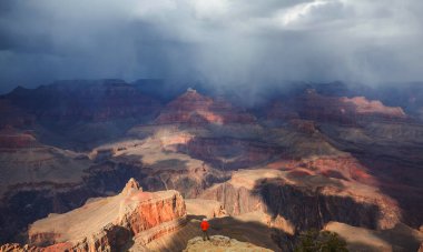 Grand Canyon Ulusal Parkı, Arizona, ABD üzerindeki uçurum dağlarındaki gezgin. İlham verici bir duygu. Seyahat yaşam tarzı yolculuk başarı motivasyon konsepti macera tatili açık hava konsepti.