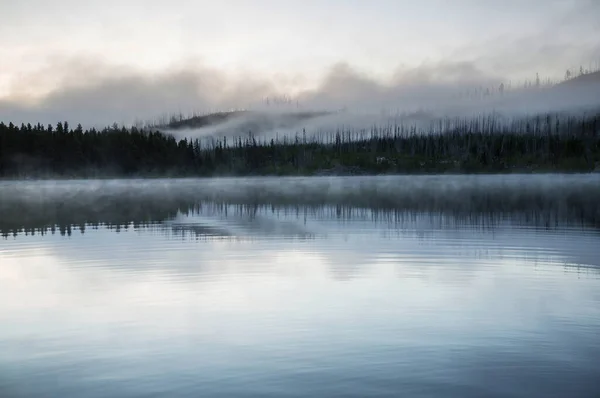 Mlhavé Horské Jezero Časném Klidném Ránu Horách — Stock fotografie