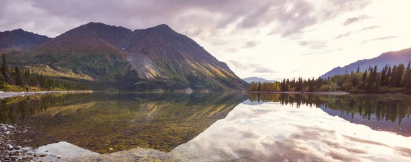 Scena Serena Presso Lago Montagna Canada — Foto Stock