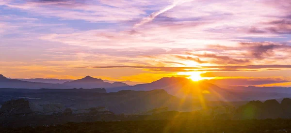 Malowniczy Zachód Słońca Górach Piękne Naturalne Tło — Zdjęcie stockowe