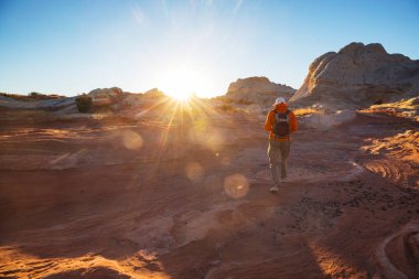 Utah dağlarında yürüyüş. Alışılmadık doğal manzaralarda yürüyüş. Fantastik kumtaşı oluşumları.