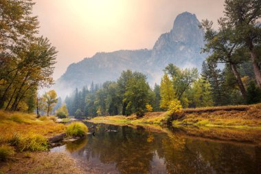 Yosemite Ulusal Parkı, Kaliforniya, ABD 'de güzel bir sonbahar sezonu