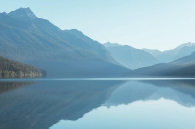 Güzel Bowman göl yansıması muhteşem dağların buzul Milli Parkı, Montana, ABD ile.